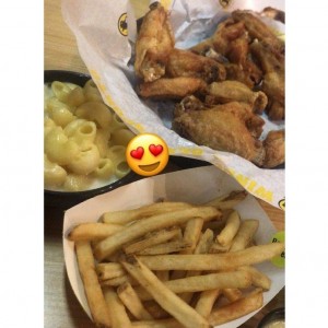 Alitas y sides de papas fritas y mac & cheese
