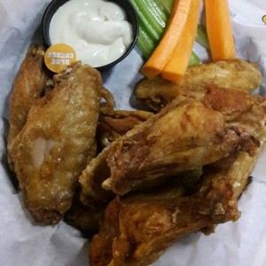 Alitas tradicionales, crudites y blue cheese