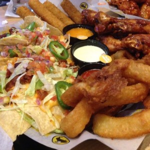 house sampler y alitas variadas
