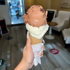 Cono de dos sabores brownie y coco