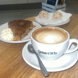 Capuchino, bolitas de coco y mamallena