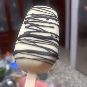 Gelato De Vainilla De Madagascar Y Cobertura De Chocolate Blanco