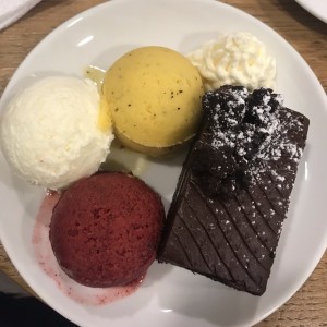 Choco Cake con helado y crema