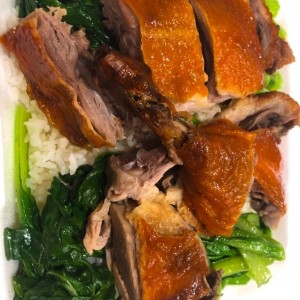 Pato Asado con arroz blanco y hoja de mostaza