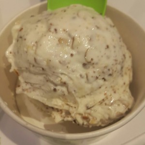 base de yogurt + almendra + leche condensada + pirulin