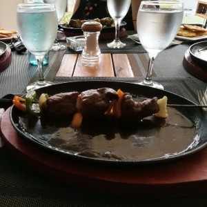 brocheta de carne en salsa de tamarindo