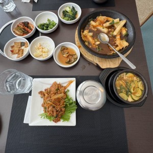 Platos Fuertes - Doenjang Jjigae con Jeyuk Bokkeum