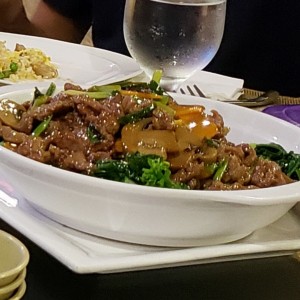 Carne salteada con vegetales chinos