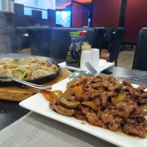 Tallarines con tiritas de carne, pollo y cerdo