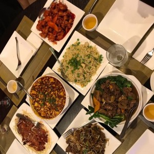 Tofu con carne (picante), pollo agridulce, carne con hojas de mostaza