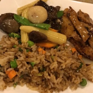 Vegetales tipo Buda pollo vegetariano y arroz frito de vegetales 