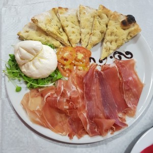 burrata con serrano