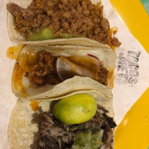 Cochinilla Pibil, Chorizo con Queso y Carnitas