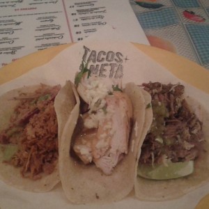 tacos de carne, cerdo y pollo