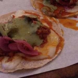 Tacos de chorizo y queso