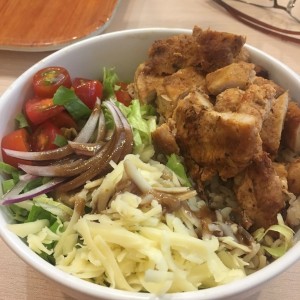 plato del dia. pechuga al grill con arroz y ensalda