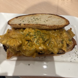 Derretido de Queso, Pollo y cebolla caramelizada