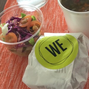 hamburguesa de frijoles negros, sopa de lenteja y ensalada