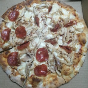 Pizza de pollo con peperoni