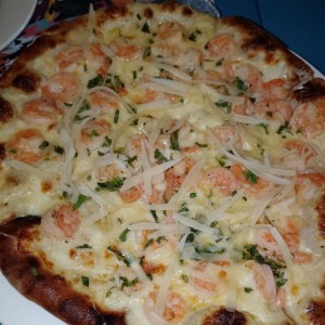 Pizza con camarones a la parmesana