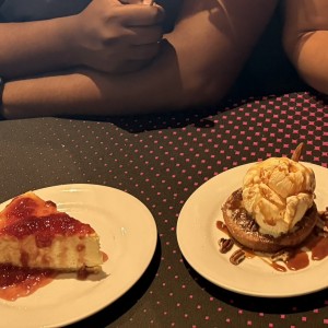 Pecan pie con helado y salsa de caramelo