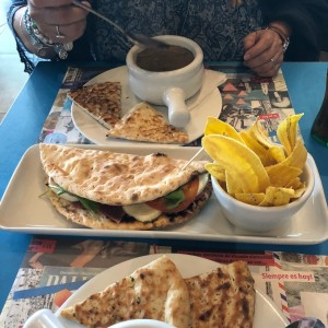 Pita Caprense con tajadas.