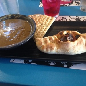 sopa de hongos con mini calzone de pepperoni