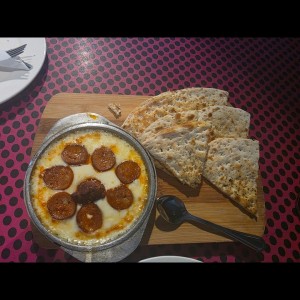 Provolone con chorizo al horno