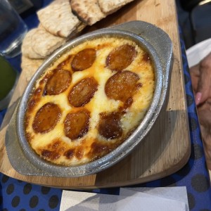 Provolone con chorizo al horno