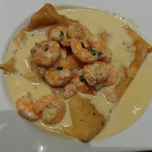 Crepe de camarones al ajillo 