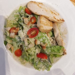 Ensalada Cesar con pollo y queso.