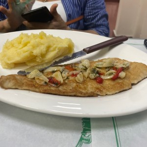 Filete de corvina al ajillo