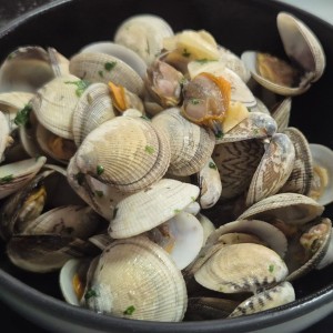 Almejas al ajillo