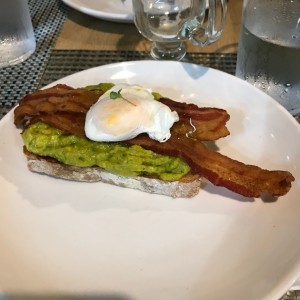 deluxe toast de aguacate