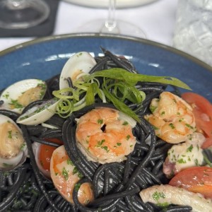 Pasta Negra con Mariscos