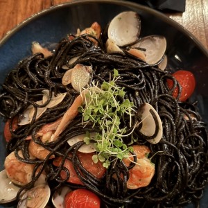 Pasta Negra con Mariscos