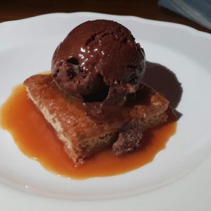 pan de guineo con helado de chocolate