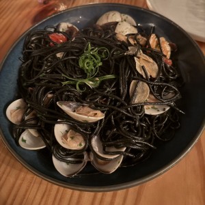 Pasta Negra con Mariscos