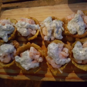 Patacones rellenos de camaron en salsa de chimichurri