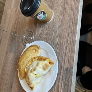 Empanada de chorizo y espinaca con queso crema