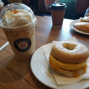 Baggel de huevo tocino y queso con frappe de caramelo