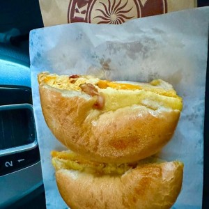 bagel con huevo