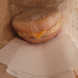 bagel huevo queso tocino