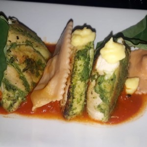 Pechuga de pollo con raviolis rellenos de queso.
