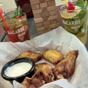 alitas de entrada y mojitos de fresa y maracuya