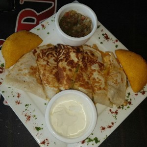 Quesadillas de pollo y empanaditas colombianas