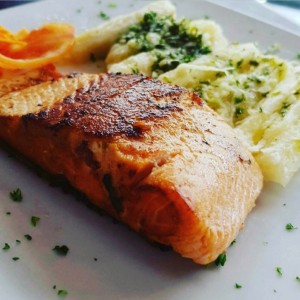Filete de salmon con yuca al mojo