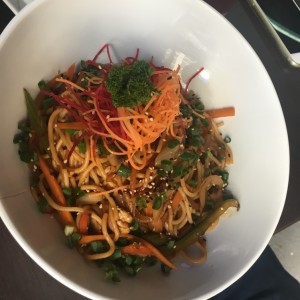 tallarines con vegetales. 
