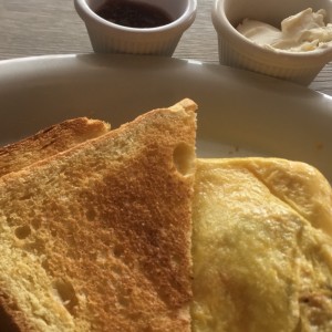omelet con tostadas