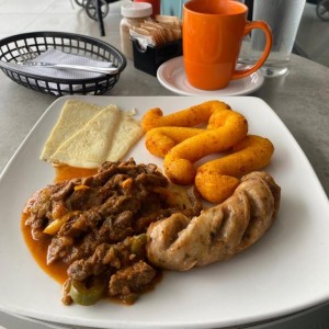 Almojabanos con bistec picado